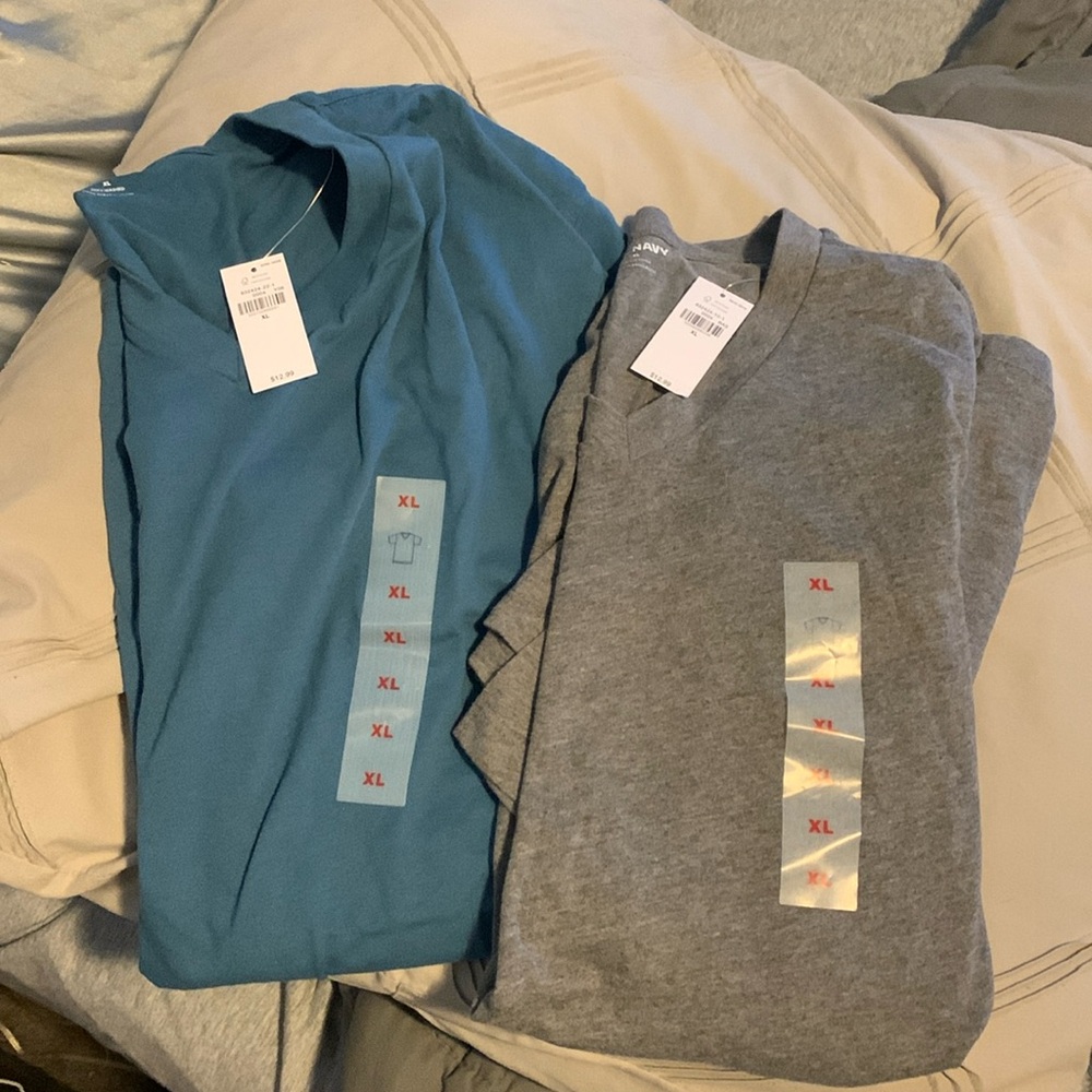 NWT set of 2 men’s Old Navy v neck tees